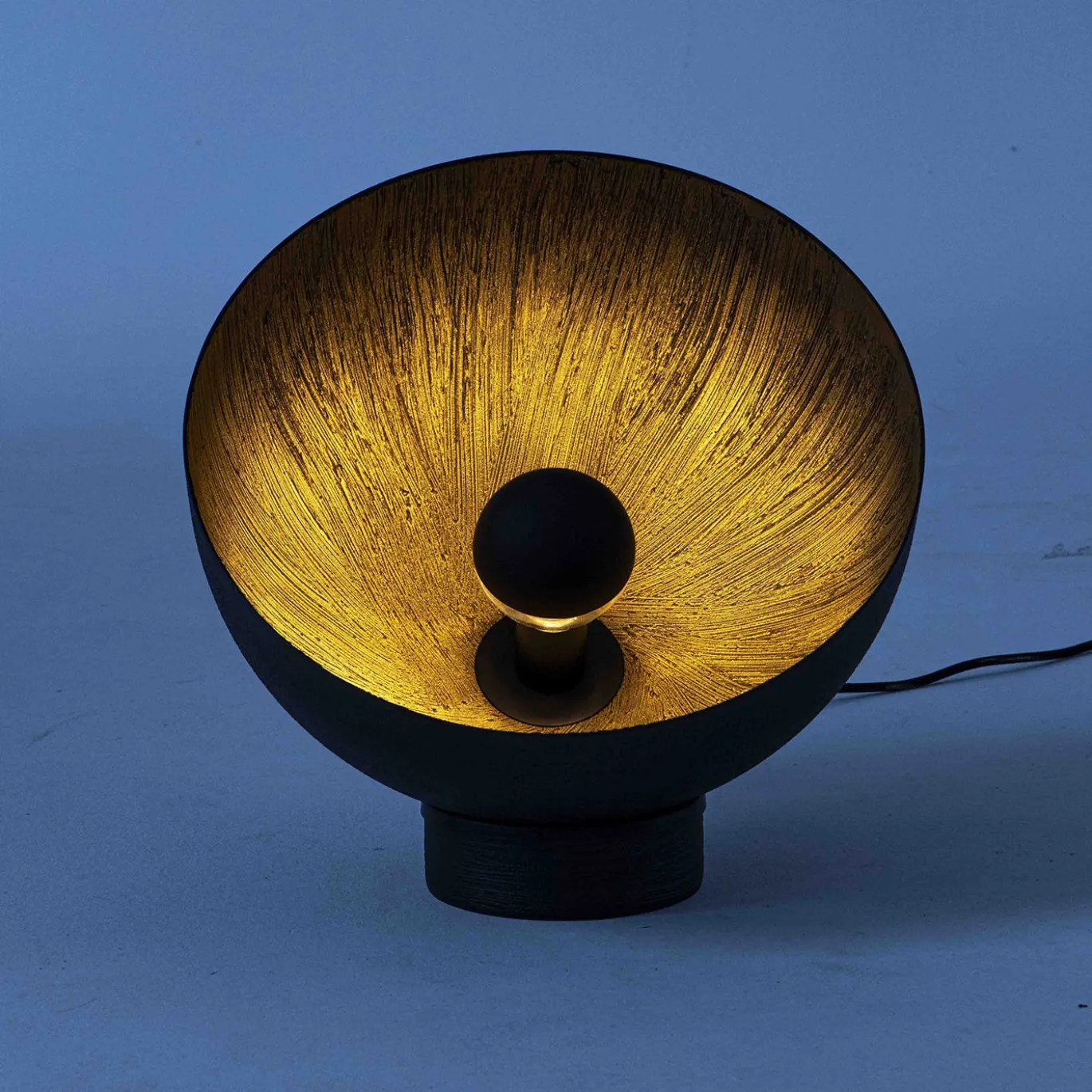 Lampada da tavolo Radar 400 in metallo nero e resina spazzolata oro