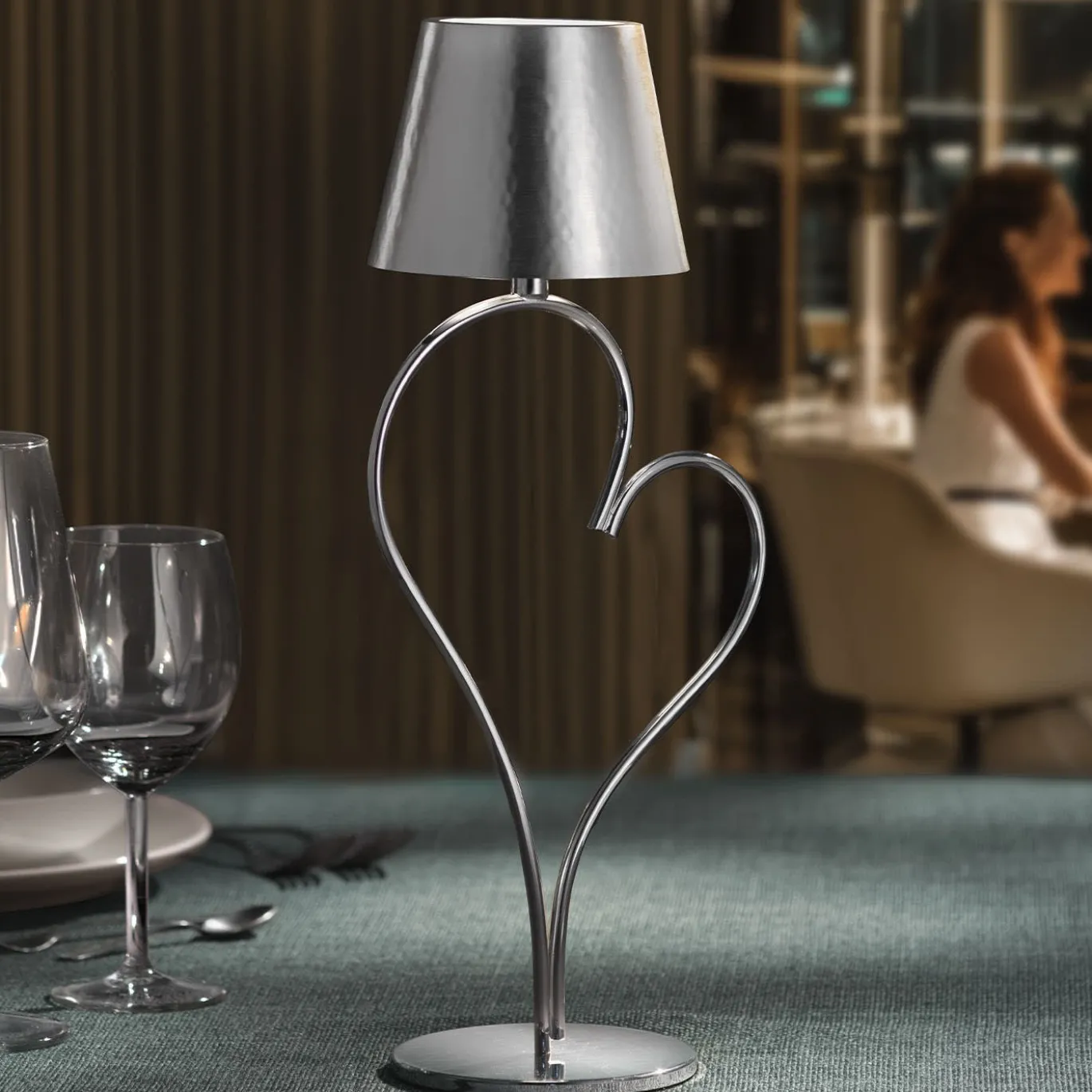 Lampada da Tavolo Ricaricabile Venus in Ottone Lucido Argento