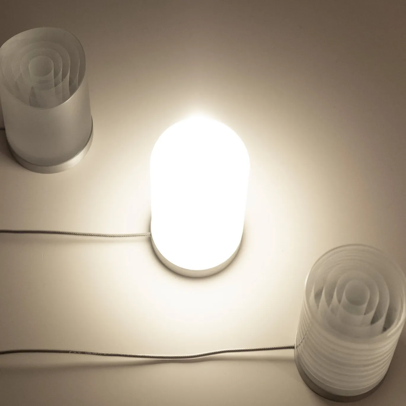 Lampada da tavolo ricaricabile Haute Doll di Federico Peri