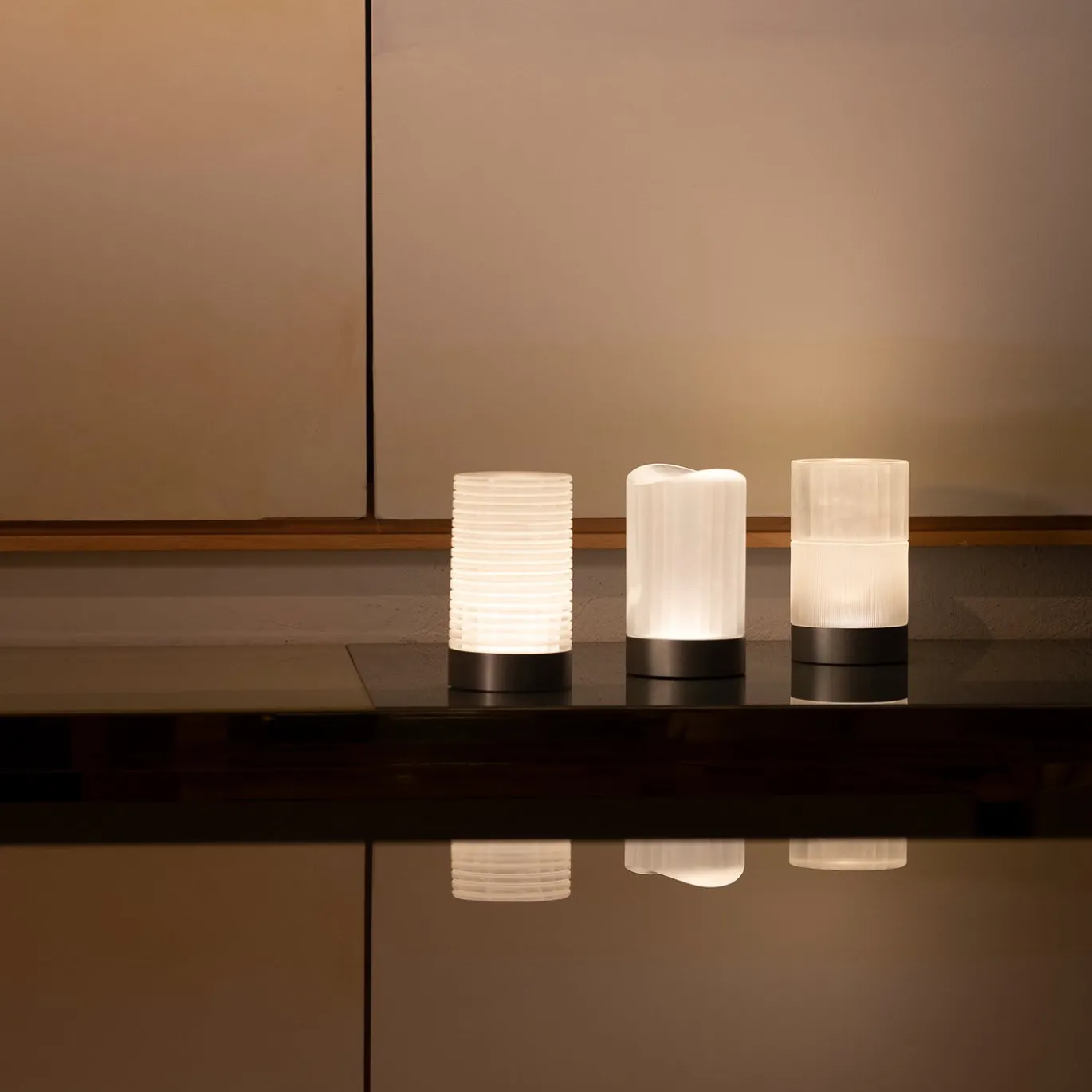 Lampada da tavolo ricaricabile Haute Stripe di Federico Peri