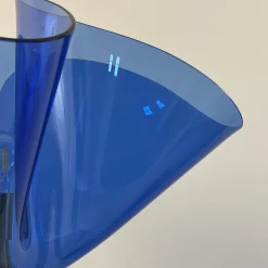 Lampada da Tavolo Scultorea Fazzoletto Blu in Vetro