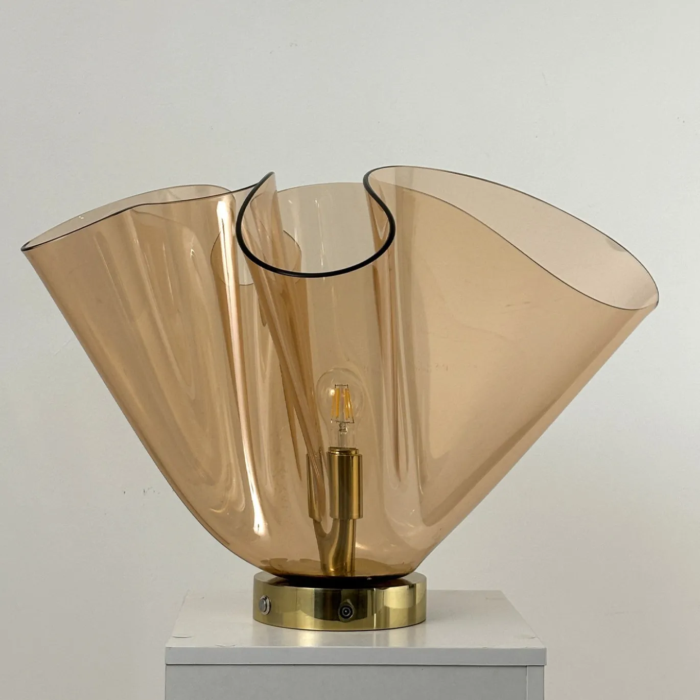 Lampada da Tavolo Scultorea Fazzoletto Rosa in Vetro