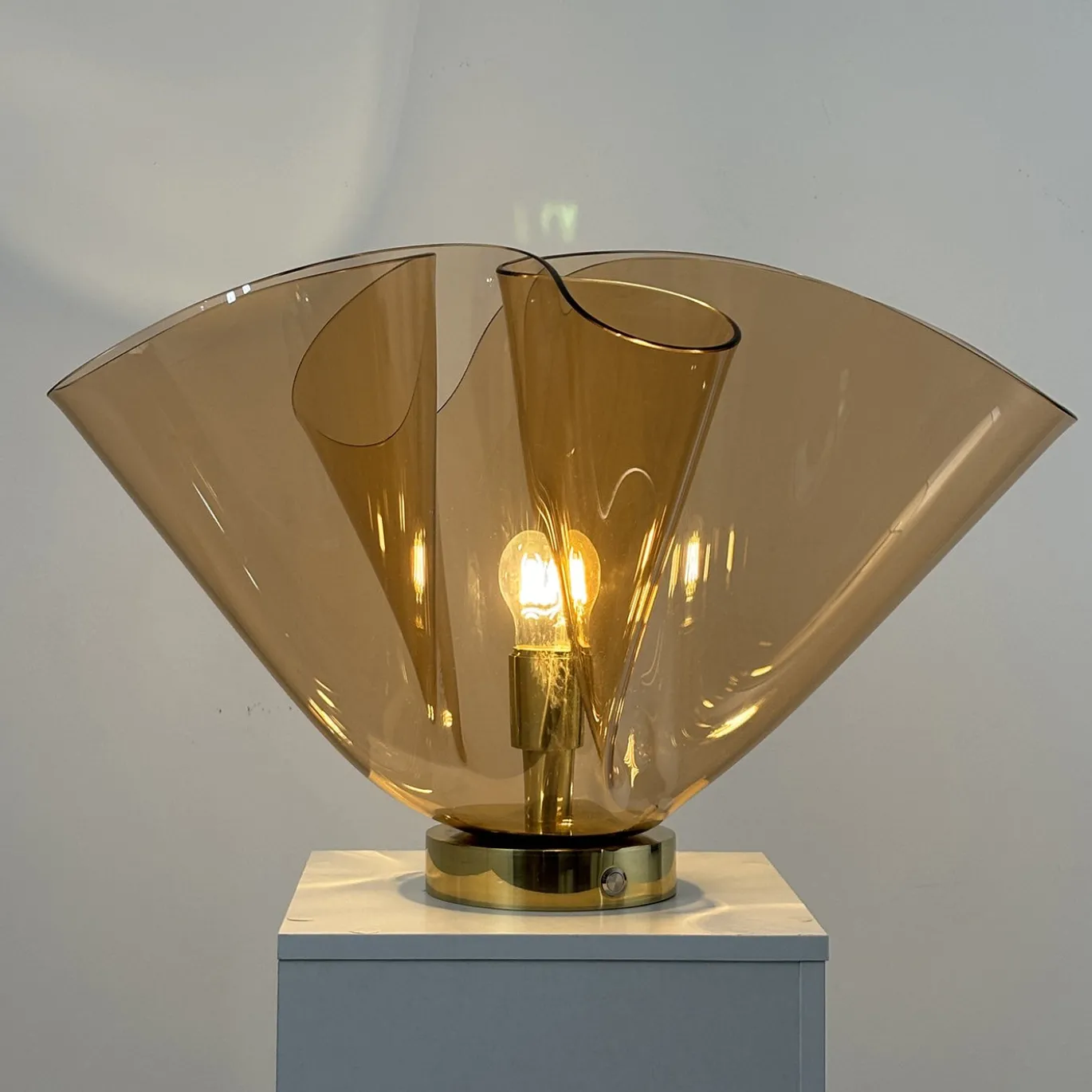 Lampada da Tavolo Scultorea Fazzoletto Rosa in Vetro