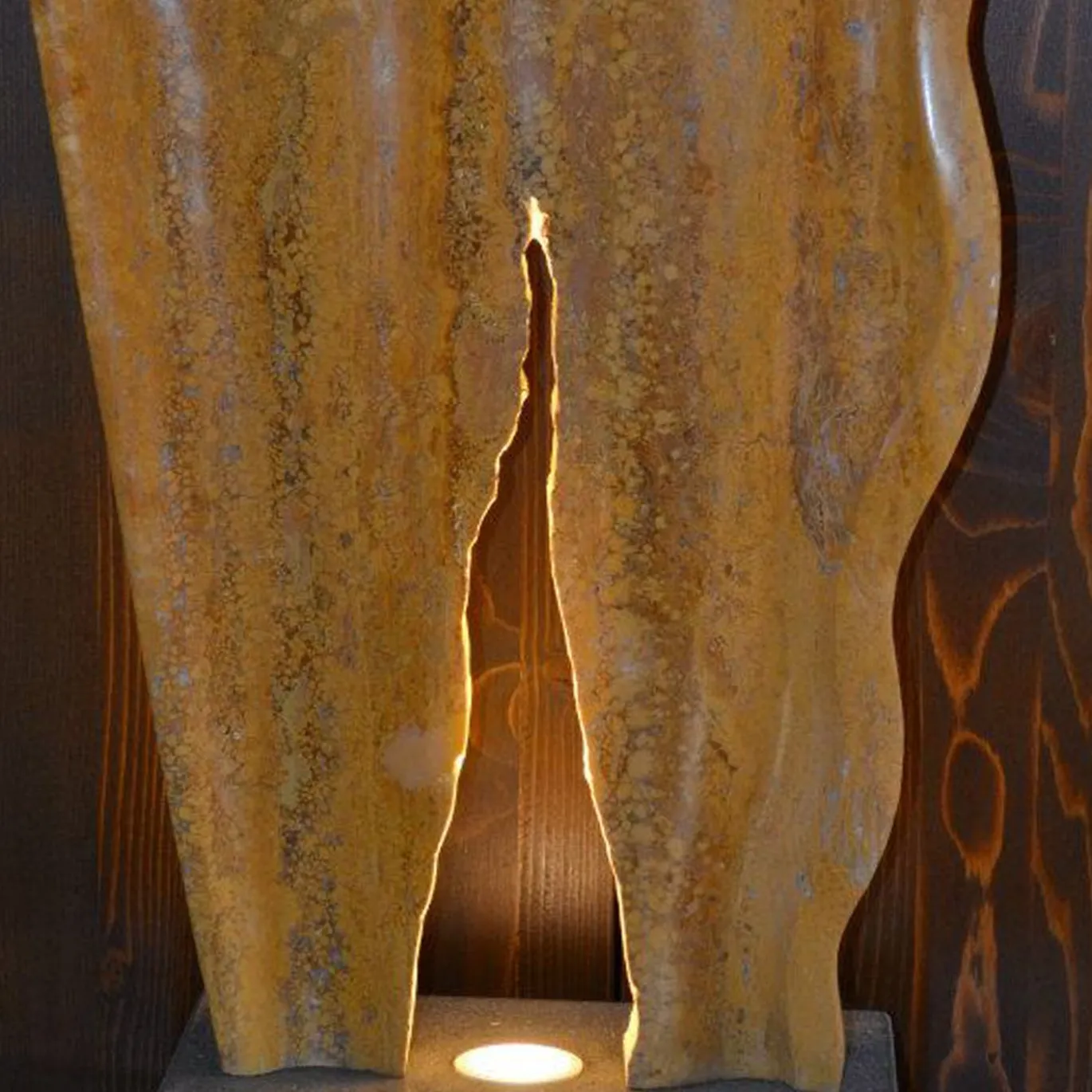 Lampada da tavolo scultorea Stargate in travertino giallo