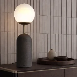 Lampada da tavolo Sfera in gres nero e vetro opalino