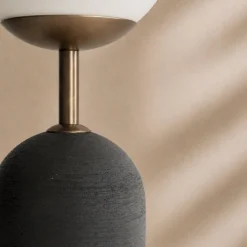 Lampada da tavolo Sfera in gres nero e vetro opalino