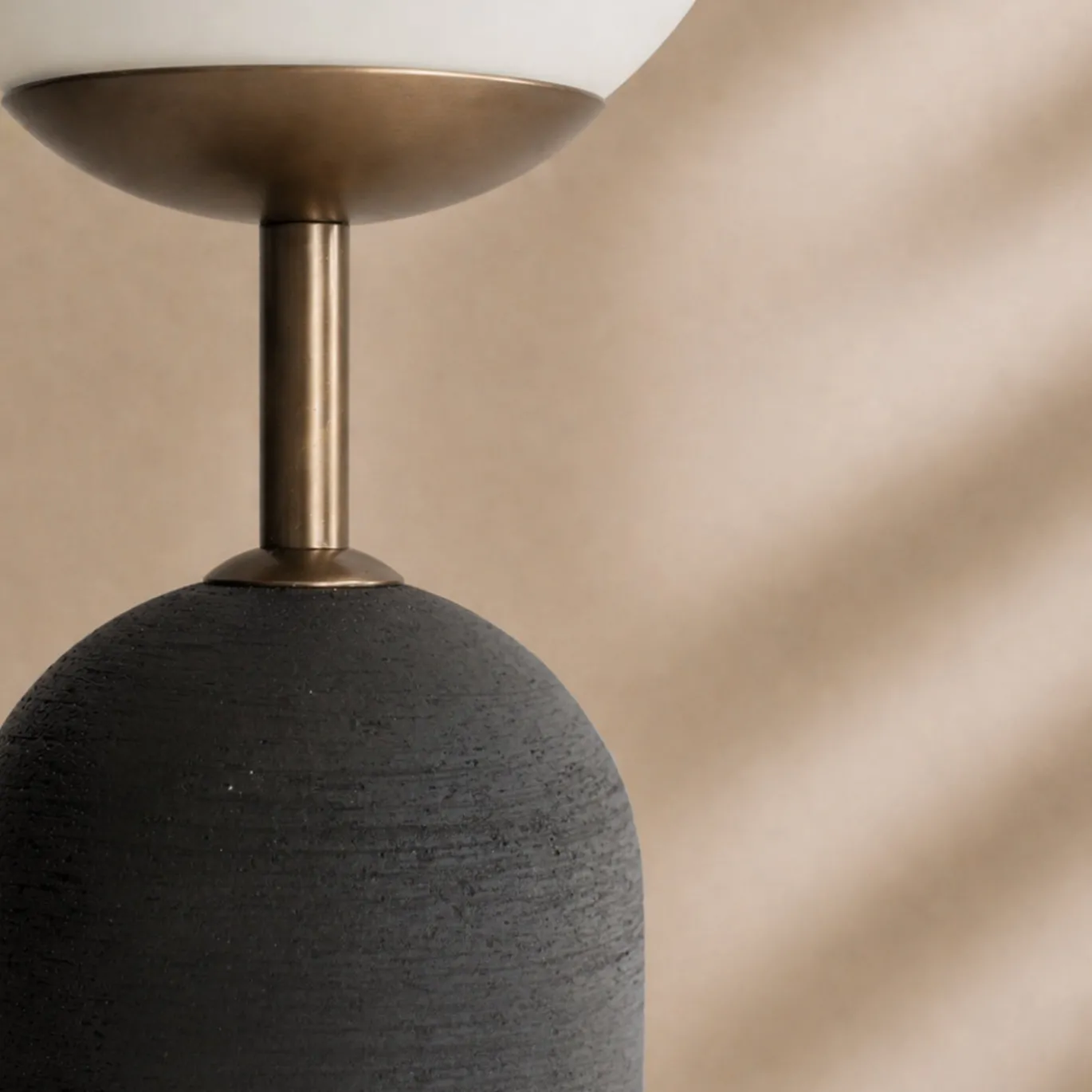 Lampada da tavolo Sfera in gres nero e vetro opalino
