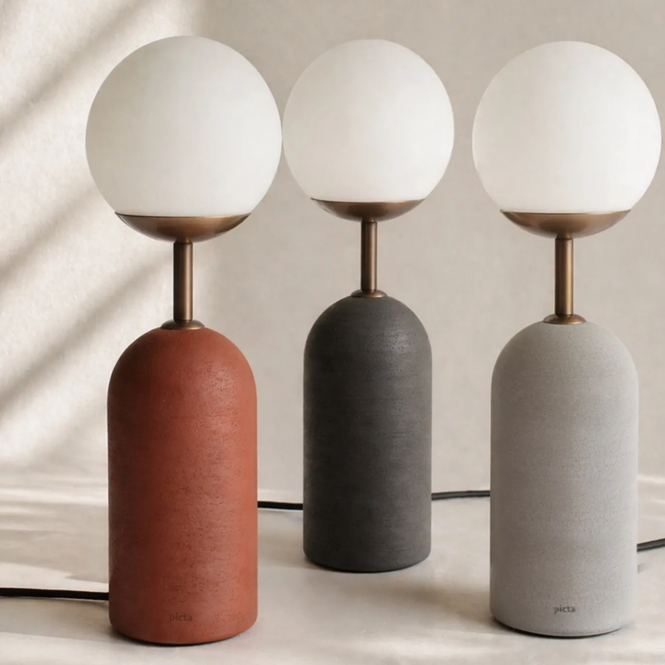 Lampada da tavolo Sfera in gres nero e vetro opalino