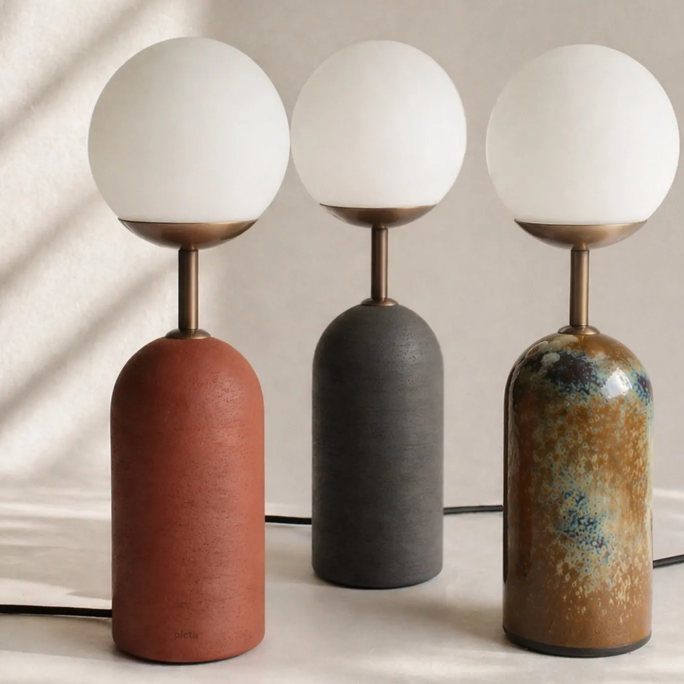 Lampada da tavolo Sfera in gres nero e vetro opalino