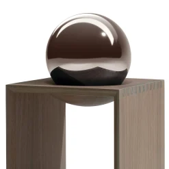Lampada da tavolo Spaziotempo con sfera di vetro bronzeo e struttura in noce Canaletto grigia