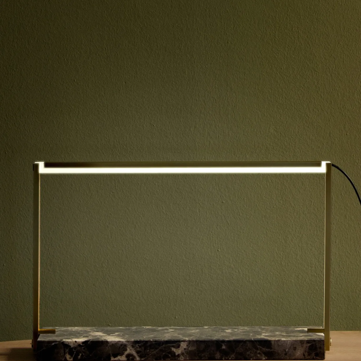 Lampada da tavolo STR04 con struttura in ottone e base in marmo