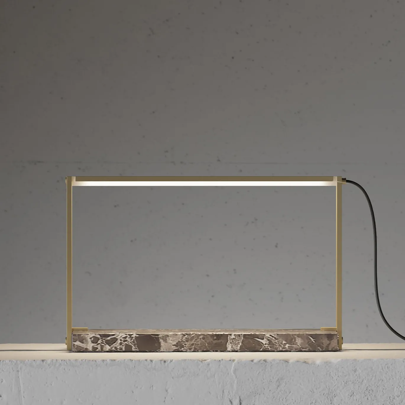 Lampada da tavolo STR04 con struttura in ottone e base in marmo