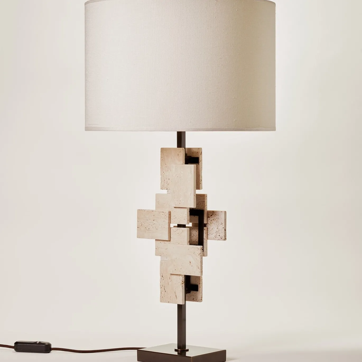 Lampada da tavolo Tiles in travertino e bronzo