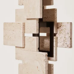 Lampada da tavolo Tiles in travertino e bronzo