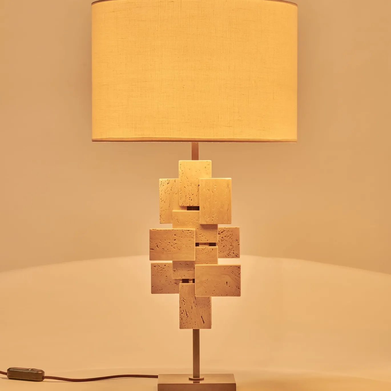 Lampada da tavolo Tiles in travertino e bronzo