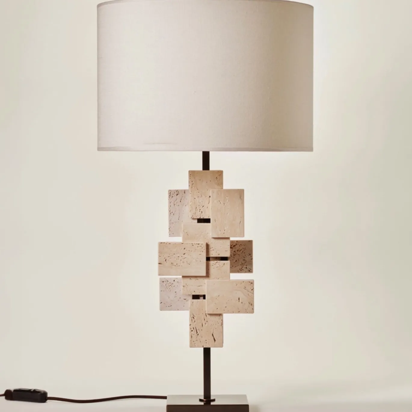 Lampada da tavolo Tiles in travertino e bronzo