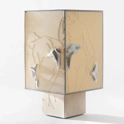 Lampada da tavolo Vestale in tessuto beige e ceramica ricamata di CContinua+Mamt