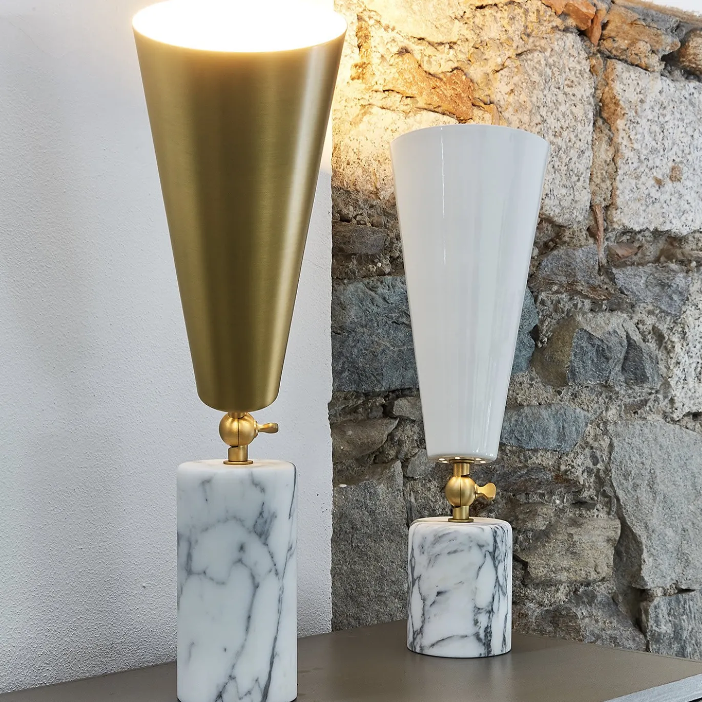 Lampada da tavolo Vox Alta di Lorenza Bozzoli in marmo di Carrara