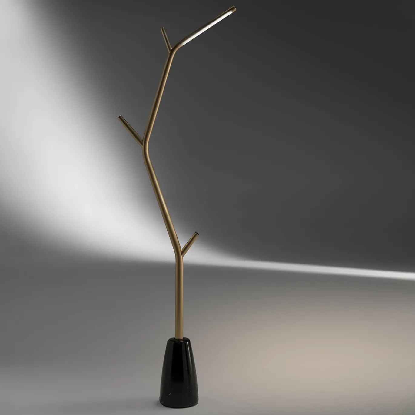 Lampada da terra Aira in ottone con base in marmo nero di Marcantonio