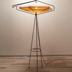 Lampada da terra a nido d'ape con paralume in lana
