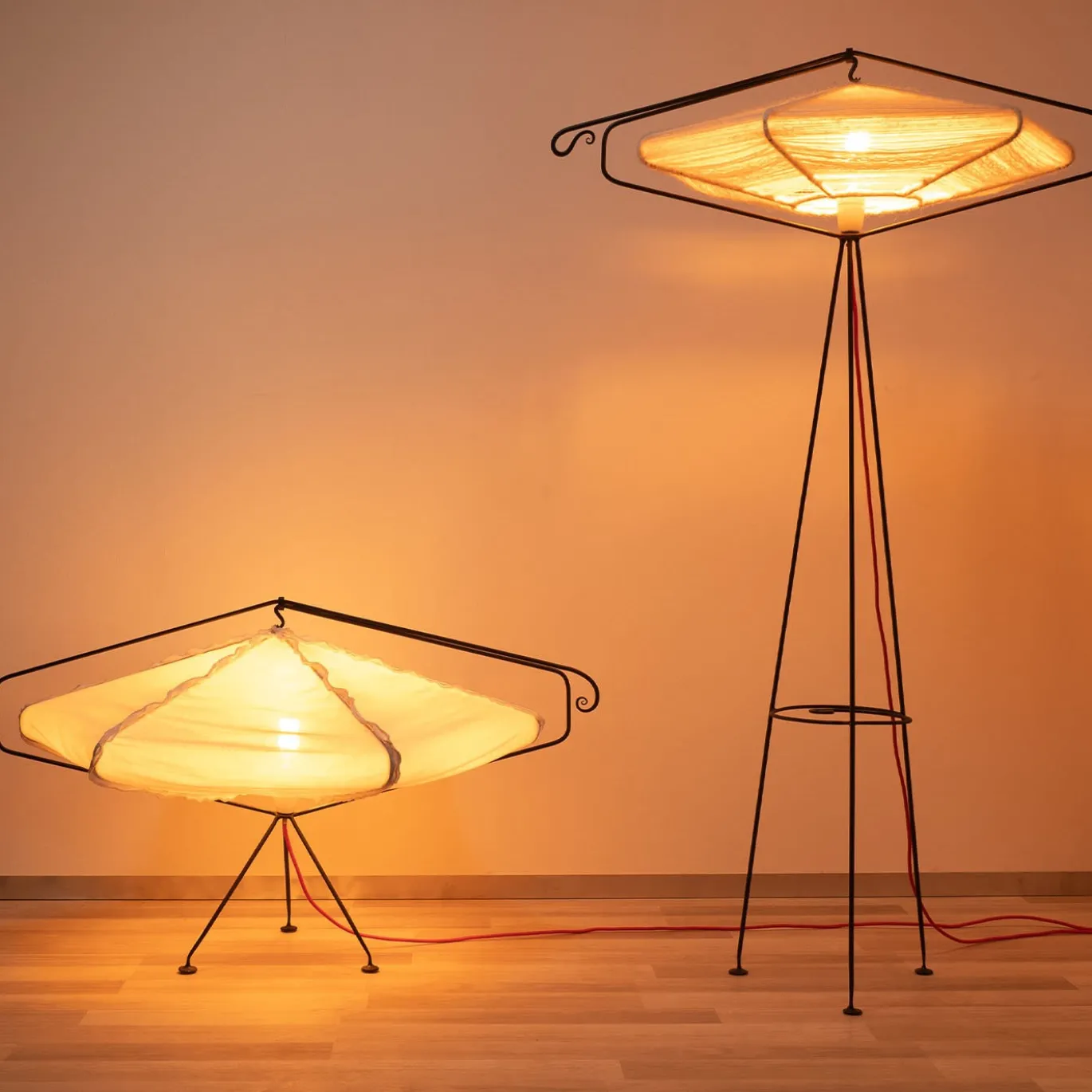 Lampada da terra a nido d'ape con paralume in lana