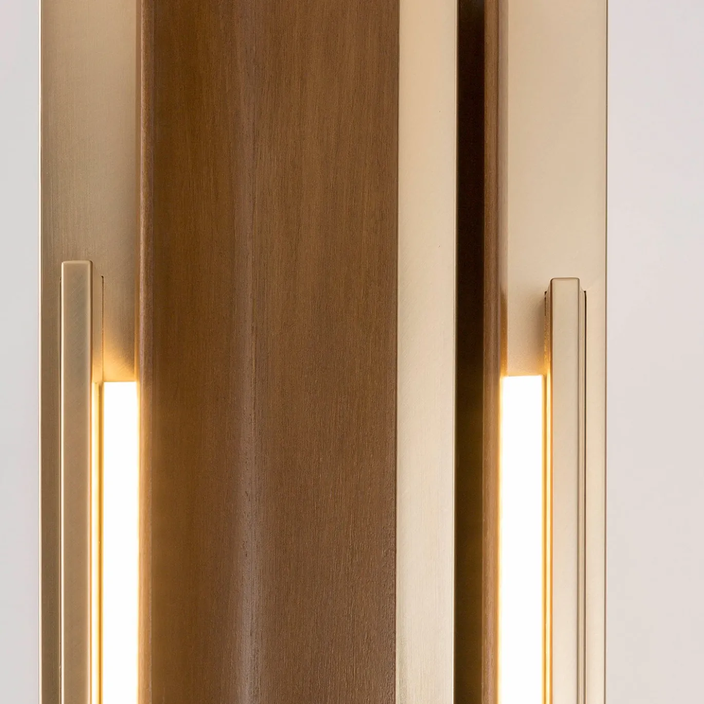 Lampada da terra Anima in legno di noce e base in marmo