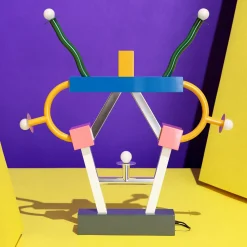 Lampada da terra Ashoka di Ettore Sottsass - Memphis Milano