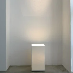 Lampada da terra Cubo 400 bianca di Marco Pollice