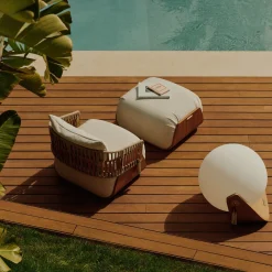 Lampada da terra da esterno Kathryn con sfera in vetro bianco e base in Teak