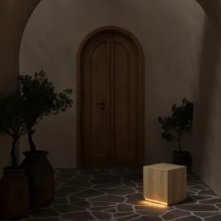 Lampada da terra e sgabello Siediti in legno naturale