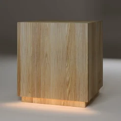 Lampada da terra e sgabello Siediti in legno naturale