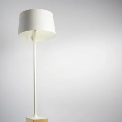 Lampada da terra Flamenco White di Meneghello Paolelli Associati