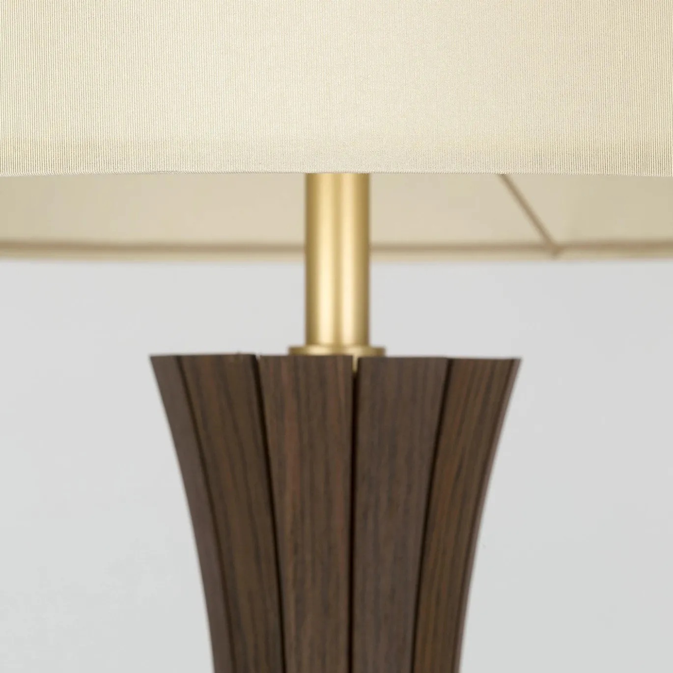 Lampada da terra Flow in legno di ebano