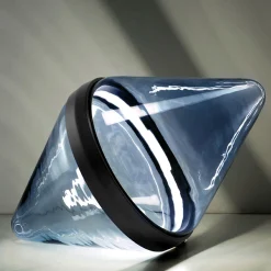 Lampada da terra Hollow Blue con anello nero di Dan Yeffet