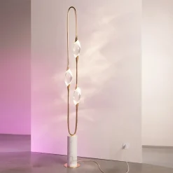 Lampada da terra Il Pezzo 12 in ottone dorato con base in marmo Calacatta Gold