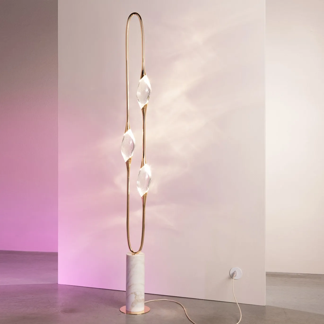 Lampada da terra Il Pezzo 12 in ottone dorato con base in marmo Calacatta Gold