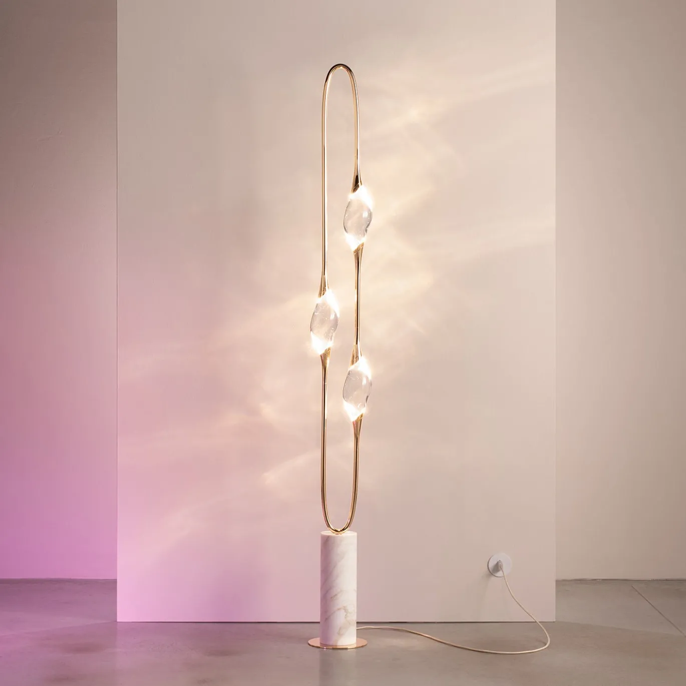 Lampada da terra Il Pezzo 12 in ottone dorato con base in marmo Calacatta Gold