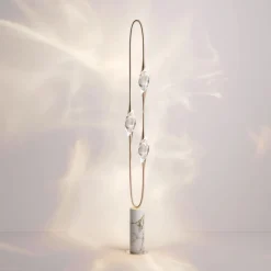 Lampada da terra Il Pezzo 12 ottone satinato e marmo oro Calacatta