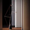 Lampada da terra in metallo con fasce rosse elastiche
