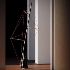 Lampada da terra in metallo con fasce rosse elastiche