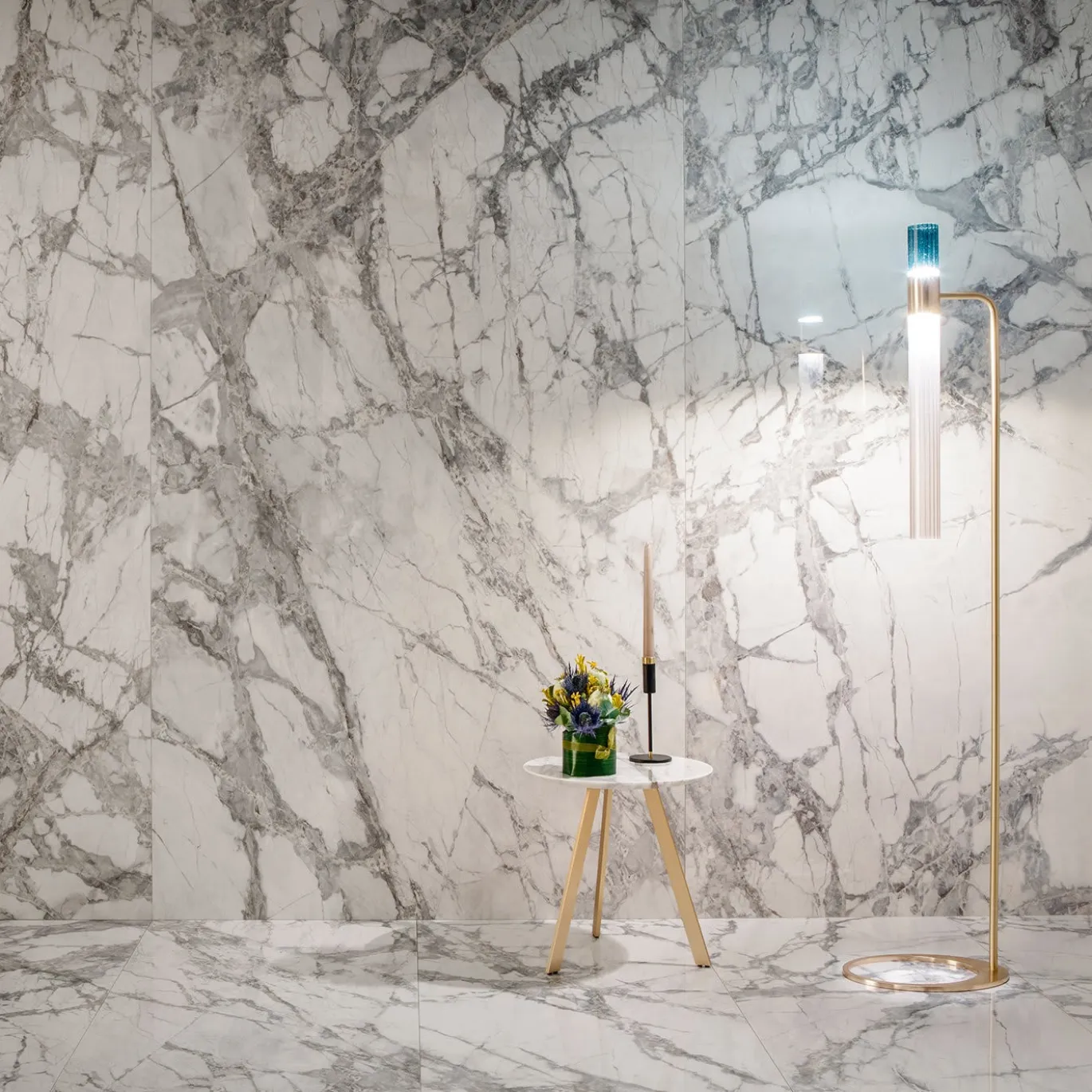 Lampada da terra in vetro e ottone champagne Sbarlusc di Isacco Brioschi