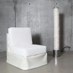 Lampada da terra Medusa alta in resina bianca con base in metallo