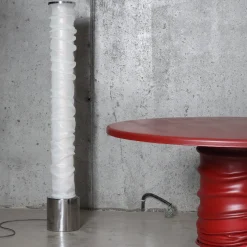 Lampada da terra Medusa alta in resina bianca con base in metallo
