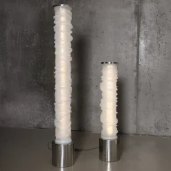 Lampada da terra Medusa alta in resina bianca con base in metallo