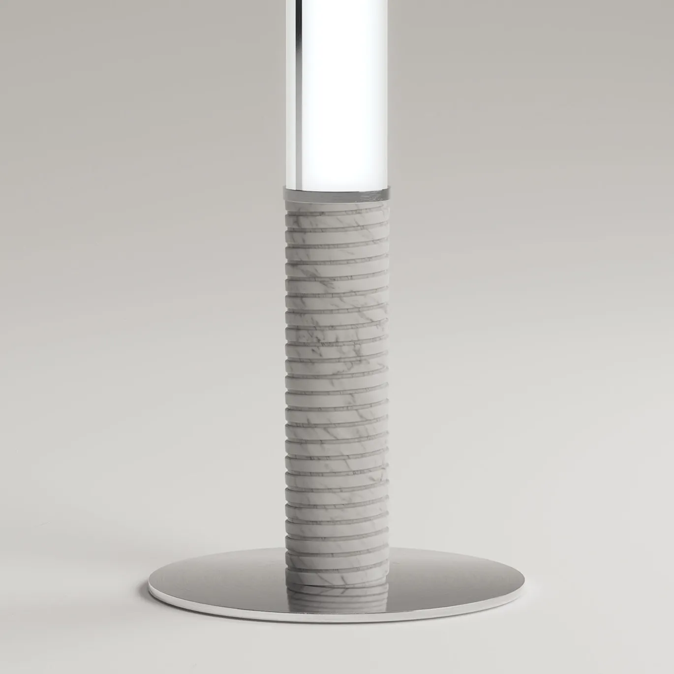 Lampada da terra Needle Piccola in marmo Carrara di Marco Piva