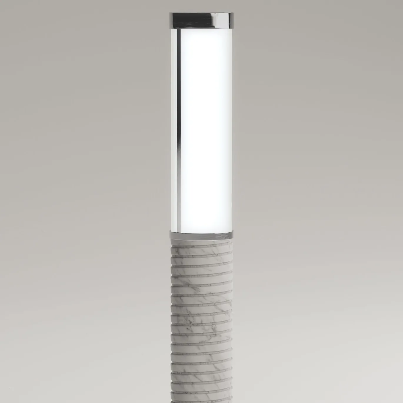 Lampada da terra Needle Piccola in marmo Carrara di Marco Piva