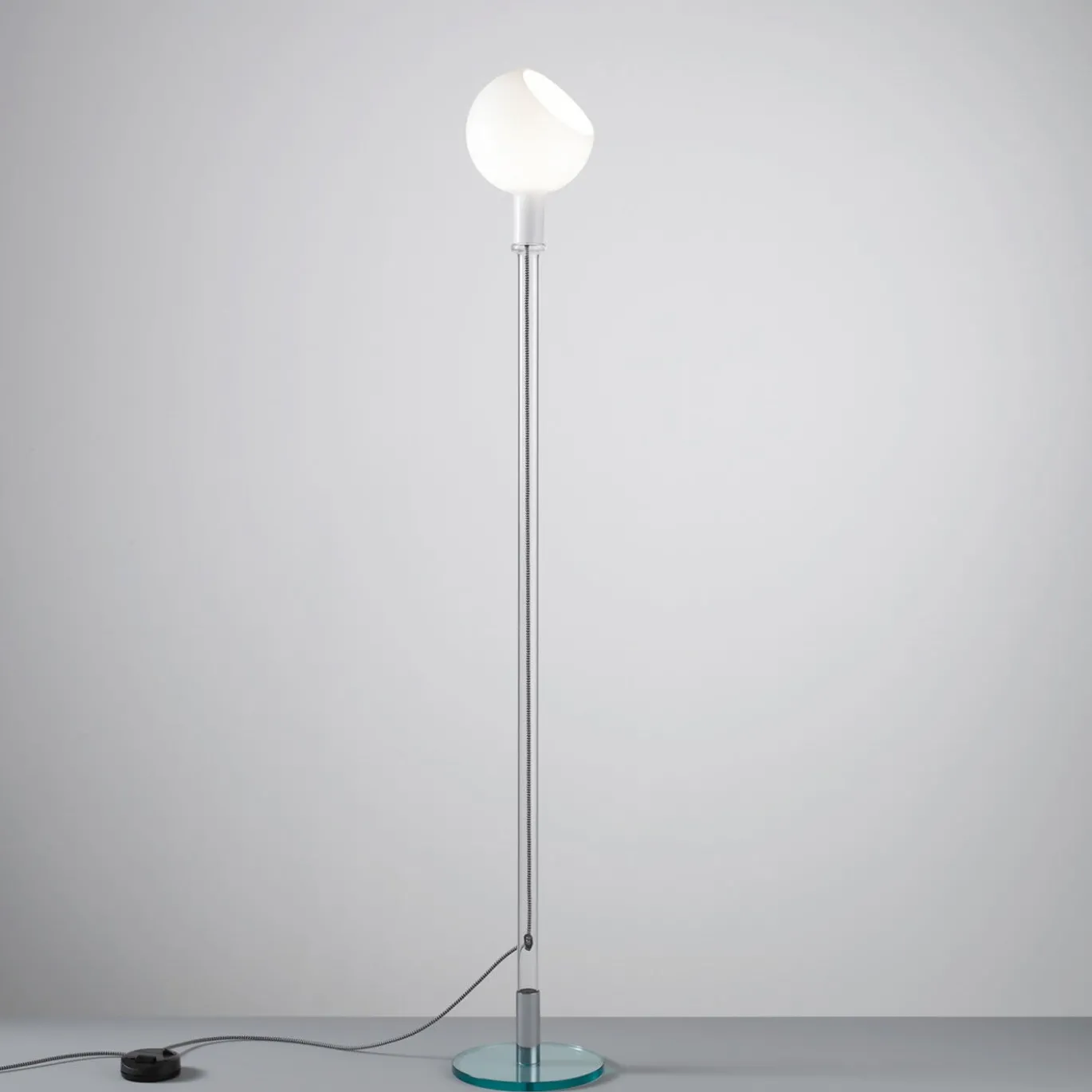Lampada da terra Parola di Gae Aulenti e Piero Castiglioni