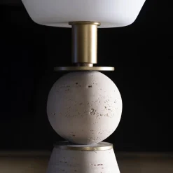Lampada da terra Pieces in travertino di Ashley Gadeova