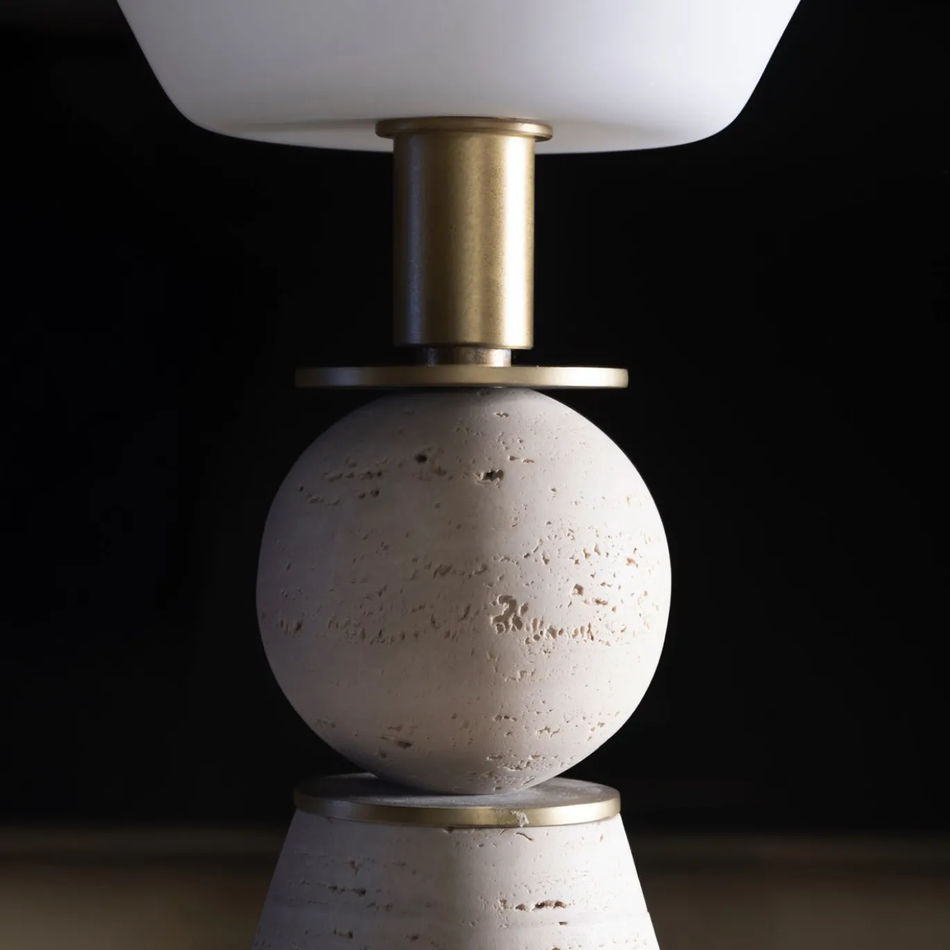 Lampada da terra Pieces in travertino di Ashley Gadeova