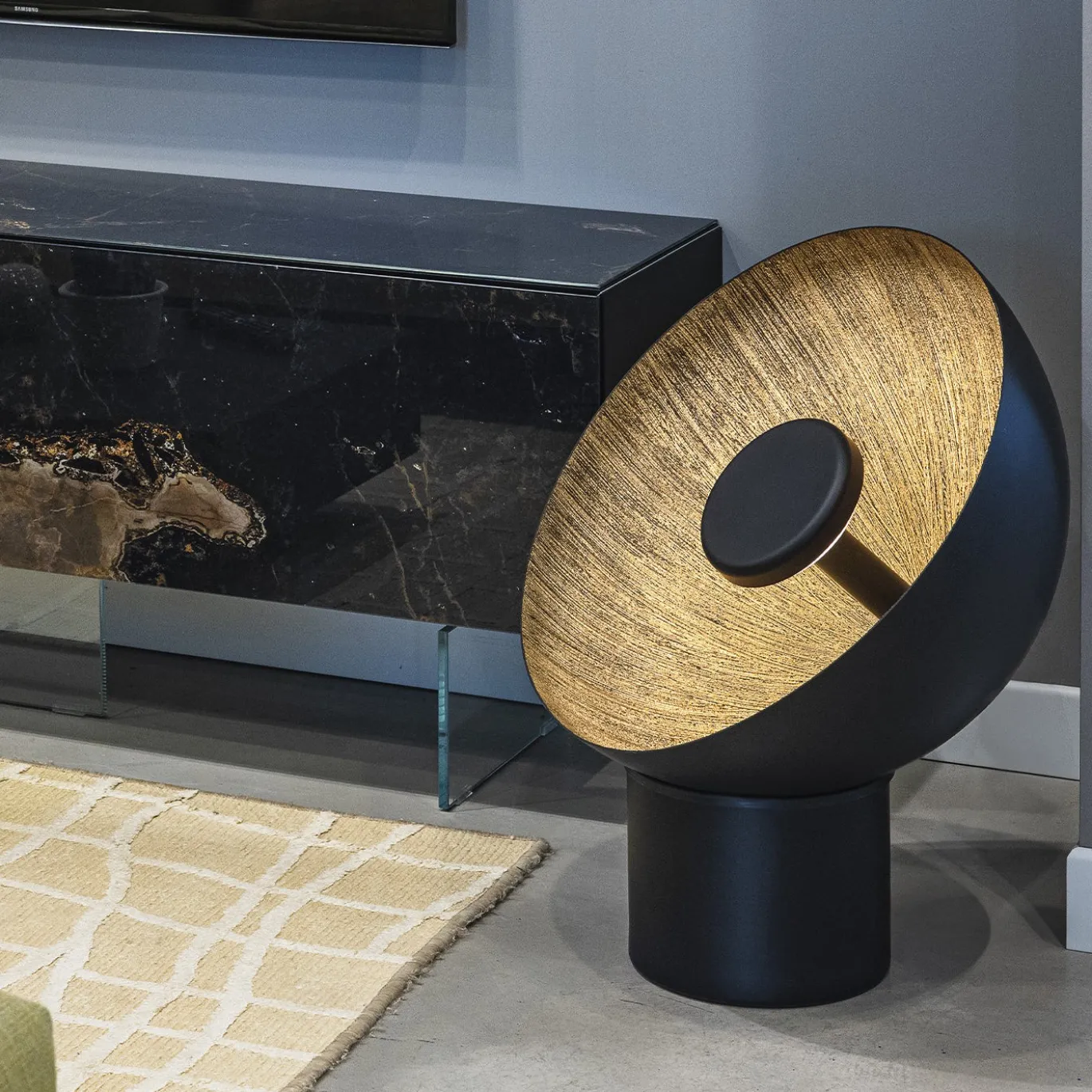 Lampada da terra Radar 600 in metallo nero e resina spazzolata oro